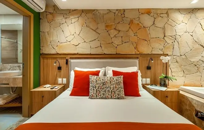 Quarto casal luxo, banheira de hidromassagem e varanda