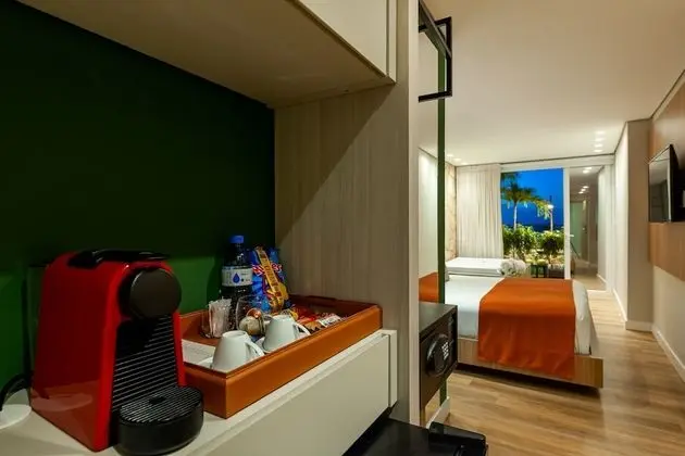 Quarto casal luxo, banheira de hidromassagem e varanda