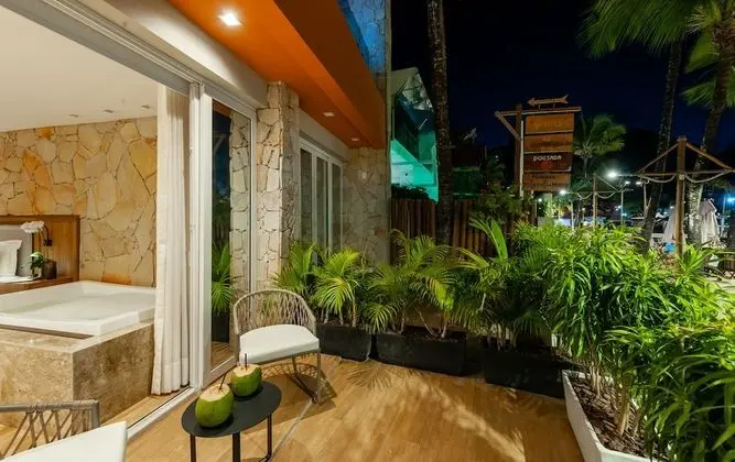 Quarto casal luxo, banheira de hidromassagem e varanda