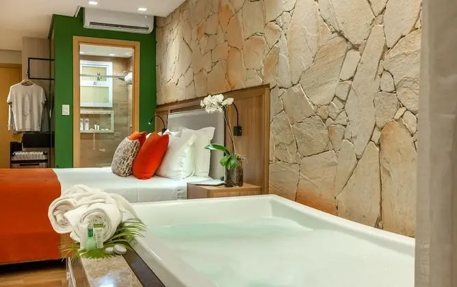 Quarto casal luxo, banheira de hidromassagem e varanda
