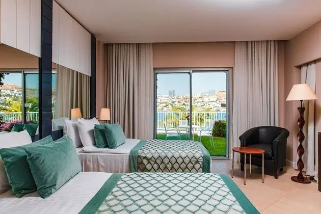 Deluxe Dört Kişilik Oda, Birden Çok Yatak, Teras, Bahçe Manzaralı