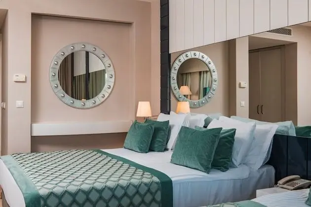 Deluxe Dört Kişilik Oda, Birden Çok Yatak, Teras, Bahçe Manzaralı