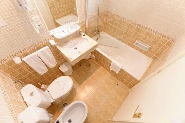 Standard Tek Büyük veya İki Ayrı Yataklı Oda, Balkon