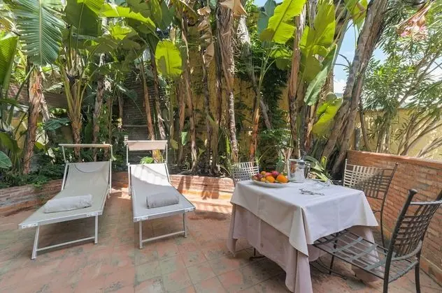 Appartamento vista giardino e mare con terrazzino