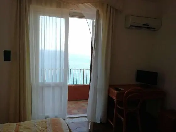 Üç Kişilik Oda, Deniz Manzaralı