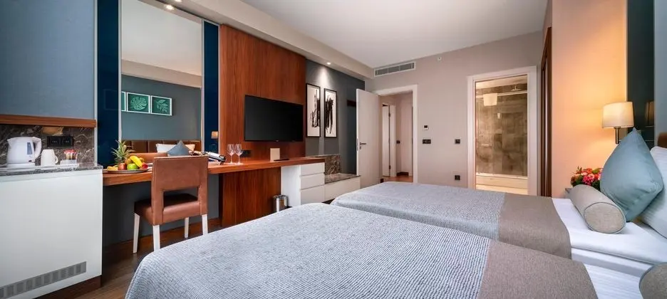 https://images.etstur.com/files/images/hotelImages/TR/52300/l/Hotel-Baia-Lara-Oda-307567.jpg