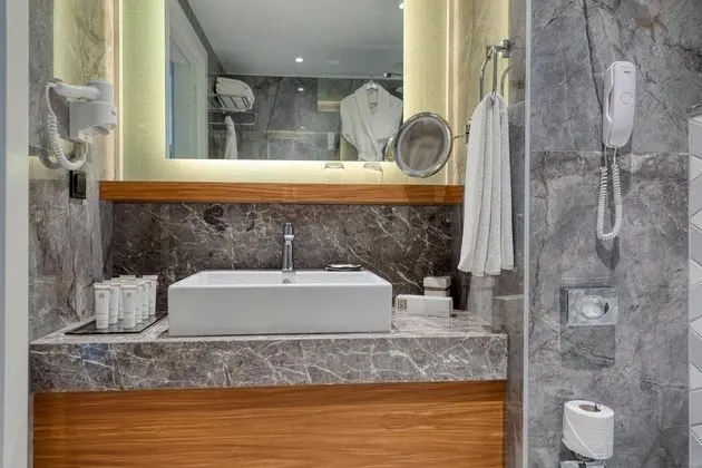 https://images.etstur.com/files/images/hotelImages/TR/52300/l/Hotel-Baia-Lara-Oda-344479.jpg