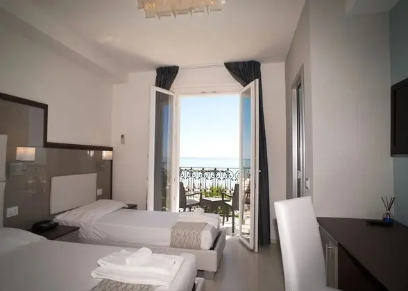 Deluxe Üç Kişilik Oda, Deniz Manzaralı