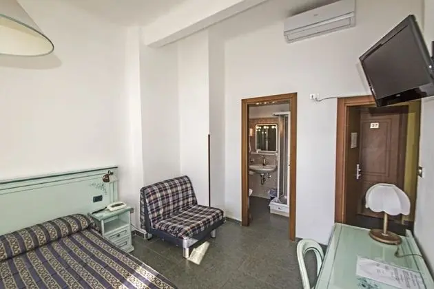 Üç Kişilik Oda, Deniz Manzaralı