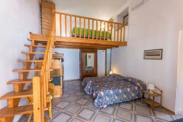 Üç Kişilik Oda