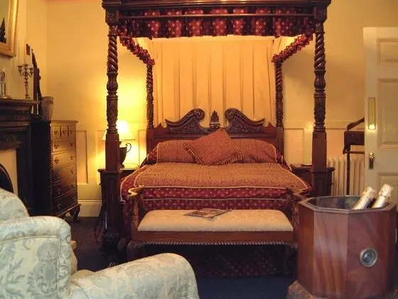 Tek Büyük Yataklı Oda, Ortak Banyo ( Four-Poster Bed)
