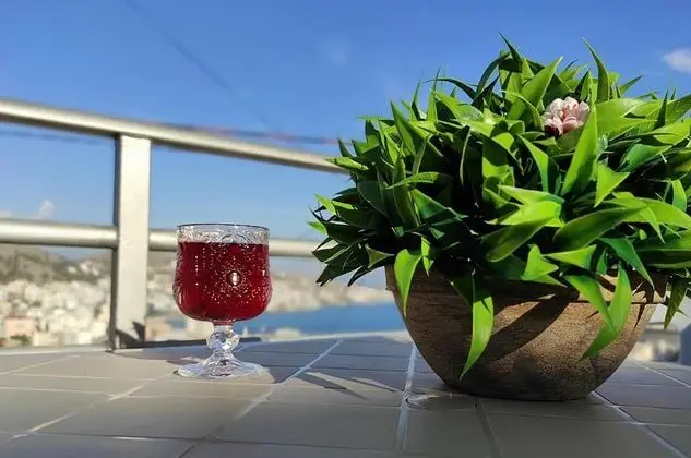 Dört Kişilik Oda, Deniz Manzaralı