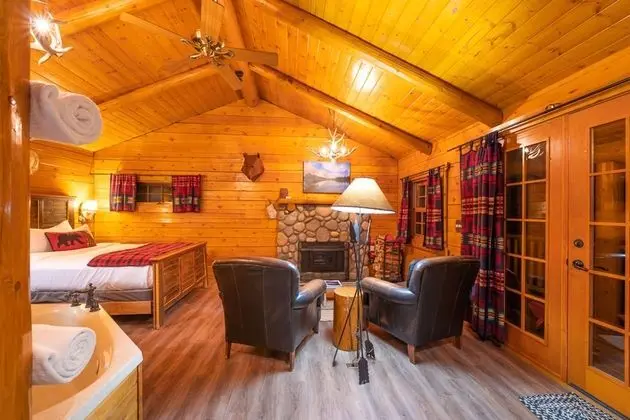 Queen Cabin