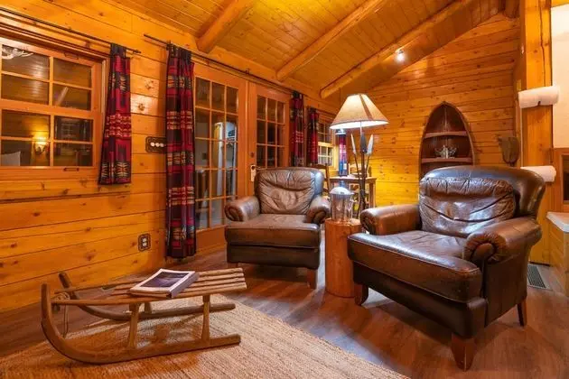 Queen Cabin
