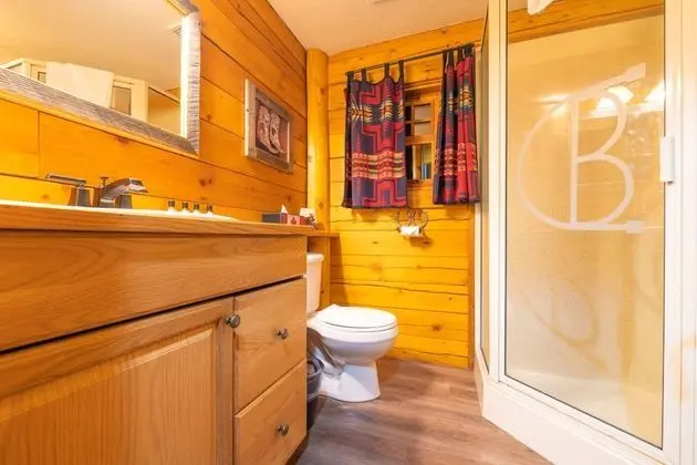 Queen Cabin