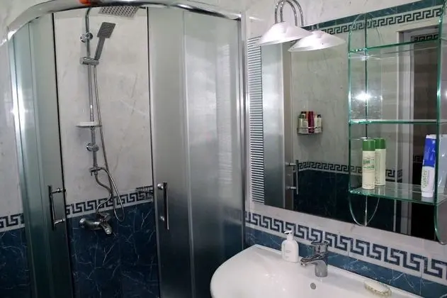Basic Üç Kişilik Oda, Ortak Banyo (N6)