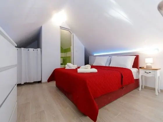 Villa (5 Bedroom Holiday Home with Terrace)