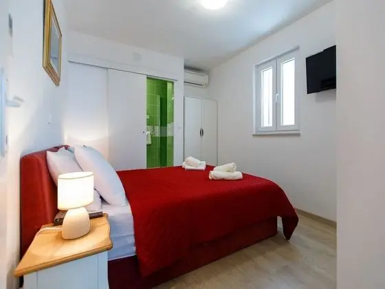 Villa (5 Bedroom Holiday Home with Terrace)