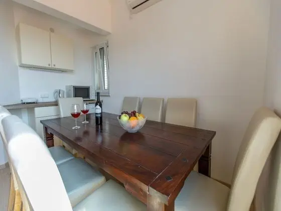 Villa (5 Bedroom Holiday Home with Terrace)
