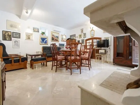 Villa (5 Bedroom Holiday Home with Terrace)