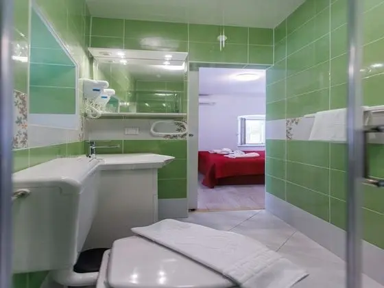 Villa (5 Bedroom Holiday Home with Terrace)