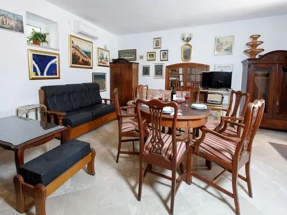 Villa (5 Bedroom Holiday Home with Terrace)