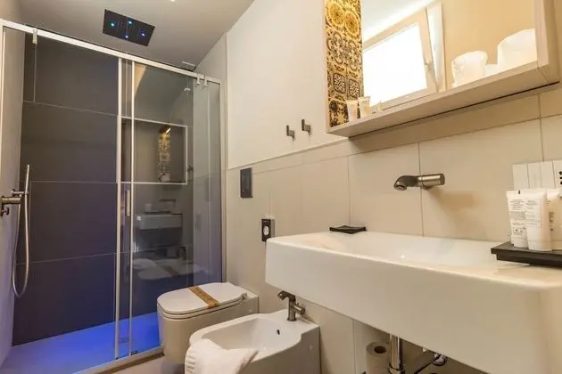 Superior Tek Büyük veya İki Ayrı Yataklı Oda, Balkon, Liman Manzaralı