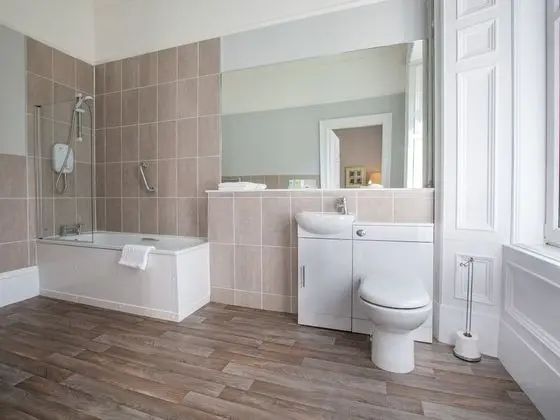 Tek Büyük Yataklı Oda, Özel Banyo ((Not Ensuite))