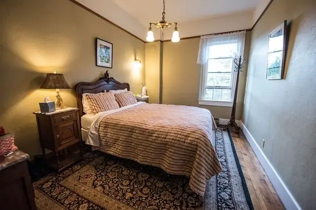 Traditional Oda, 1 Büyük (Queen) Boy Yatak, Ortak Banyo