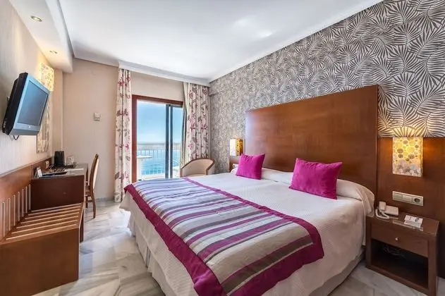 Tek Büyük Yataklı Oda, Balkon, Kısmi Deniz Manzaralı