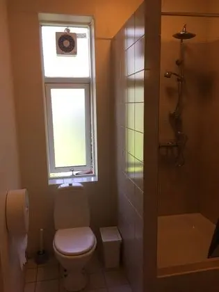 Üç Kişilik Oda, Ortak Banyo