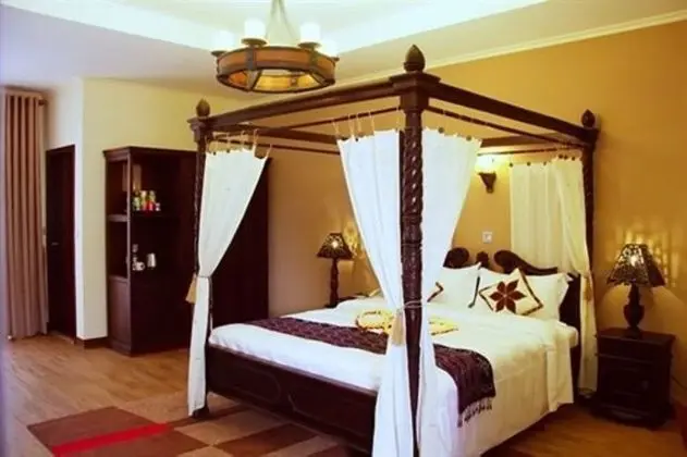 Deluxe Tek Büyük Yataklı Oda, Havuz Manzaralı