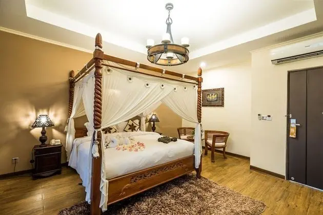 Deluxe Tek Büyük Yataklı Oda, Havuz Manzaralı
