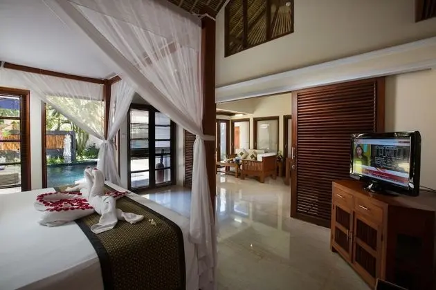 Villa, 2 Yatak Odası, Havuz Kenarı