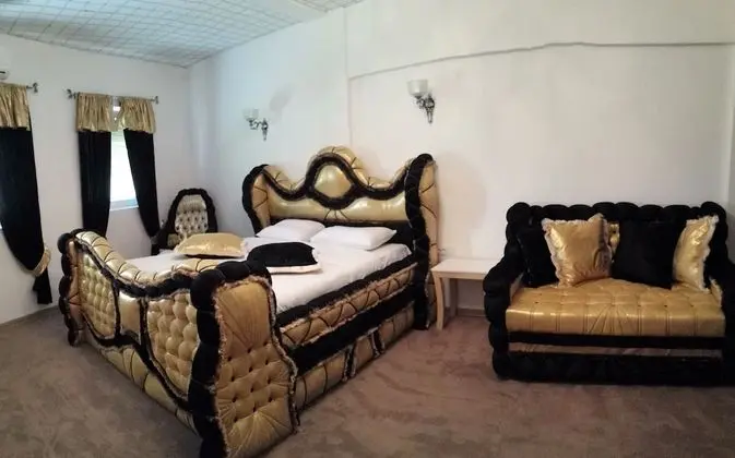 Üç Kişilik Oda, Avlu Manzaralı