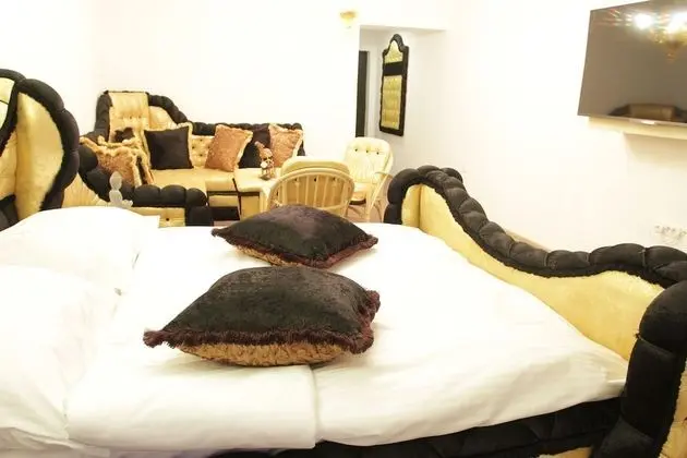 Üç Kişilik Oda, Avlu Manzaralı