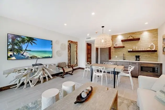 Luxury Beachside 1 Bedroom King Suite