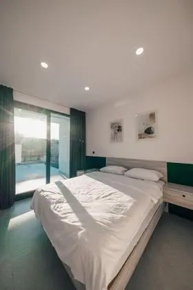 Beyaz Oda, Dağ veya Havuz Manzaralı, Isıtmalı Özel Havuzlu