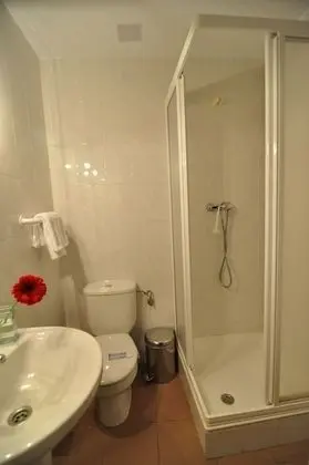 Üç Kişilik Oda