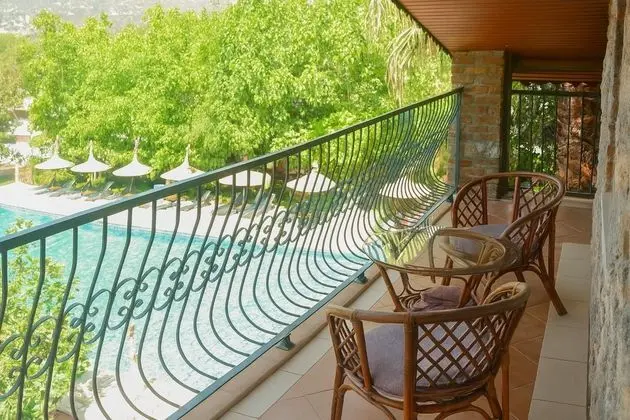 Quad Room, Havuz Manzaralı, Balkonlu