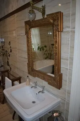 Tek Büyük Yataklı Oda, Özel Banyo (Room 2)