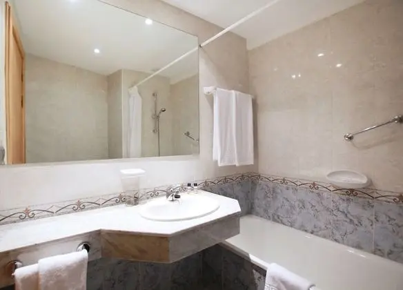 Tek Büyük Yataklı Oda, Kısmi Deniz Manzaralı (2 adults)