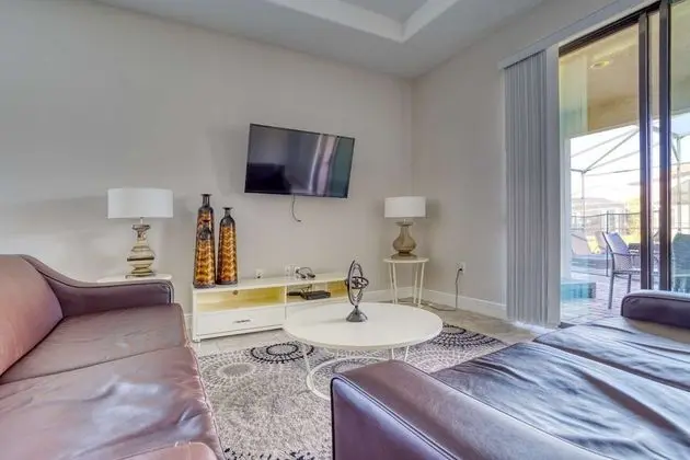 Ev (172 Balmoral)