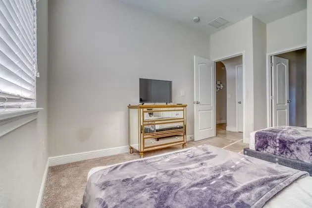 Ev (172 Balmoral)