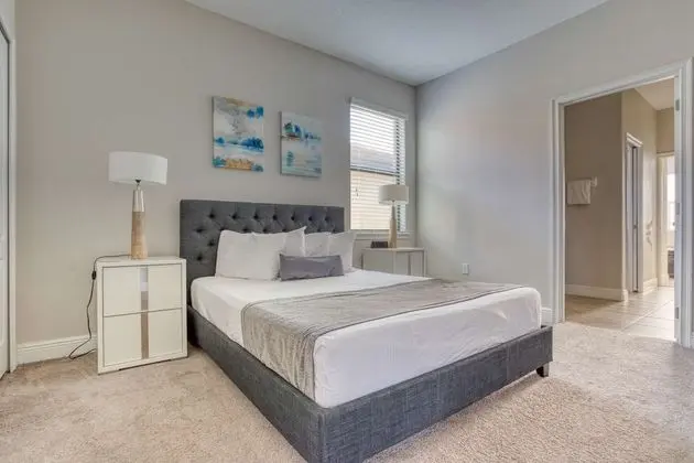 Ev (172 Balmoral)