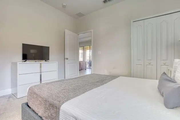 Ev (172 Balmoral)