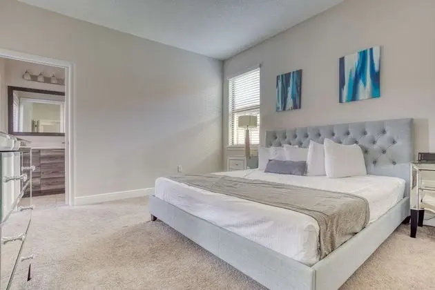 Ev (172 Balmoral)