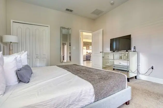 Ev (172 Balmoral)