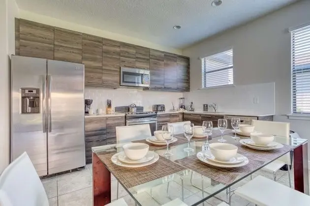 Ev (172 Balmoral)