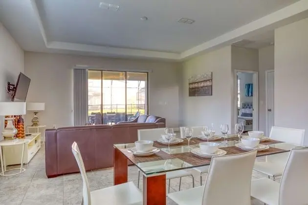 Ev (172 Balmoral)